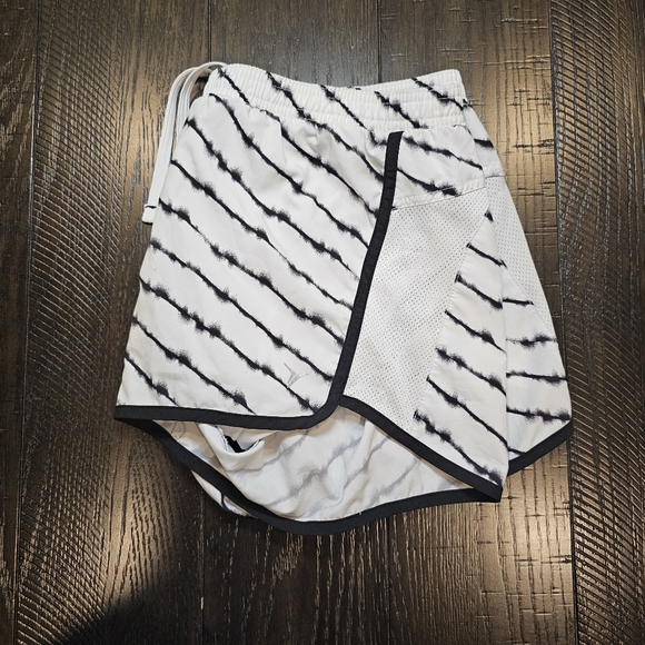 Old Navy Active Shorts - Picture 3 of 7